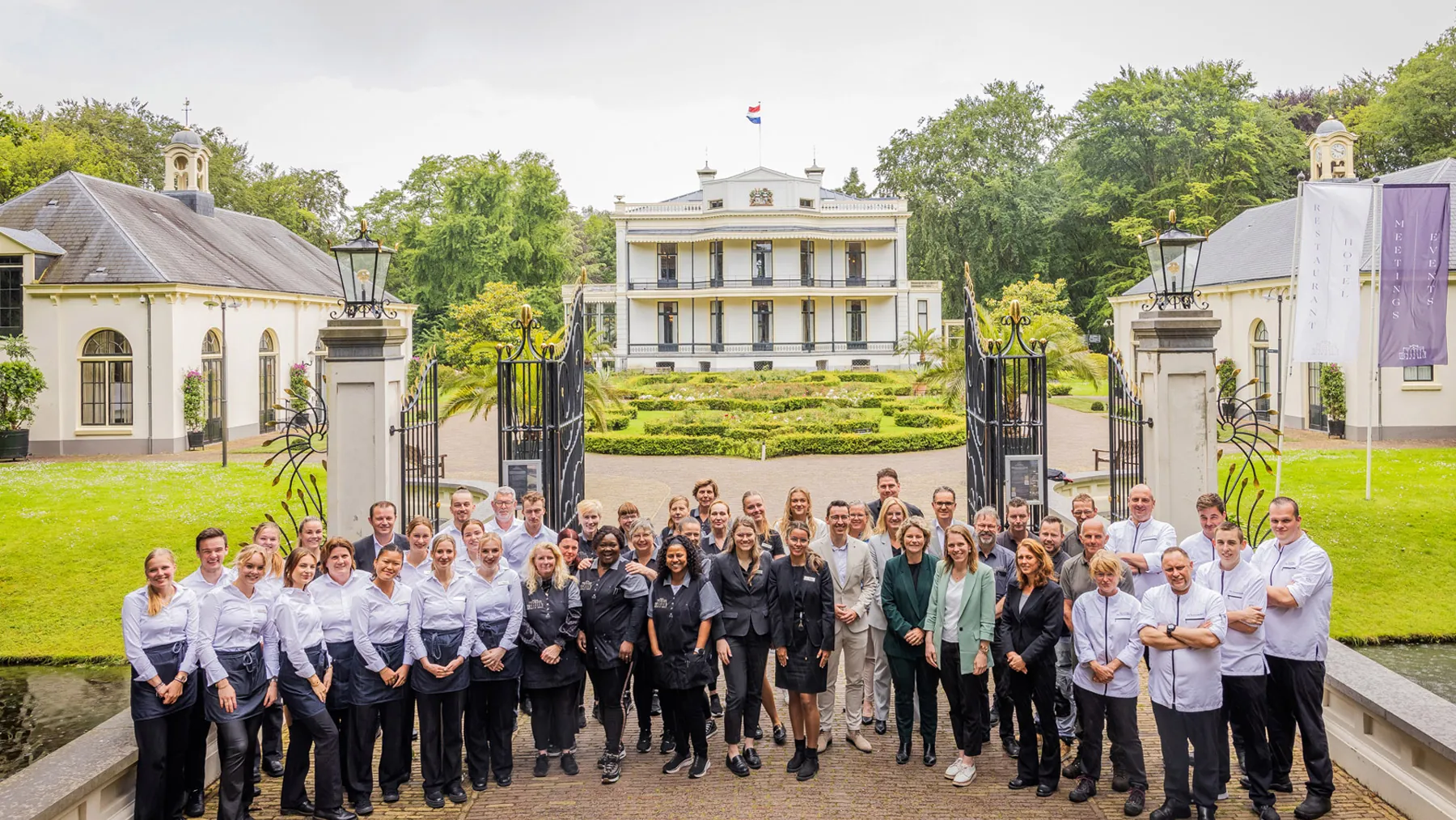 Het team van Kasteel De Vanenburg voor het landhuis