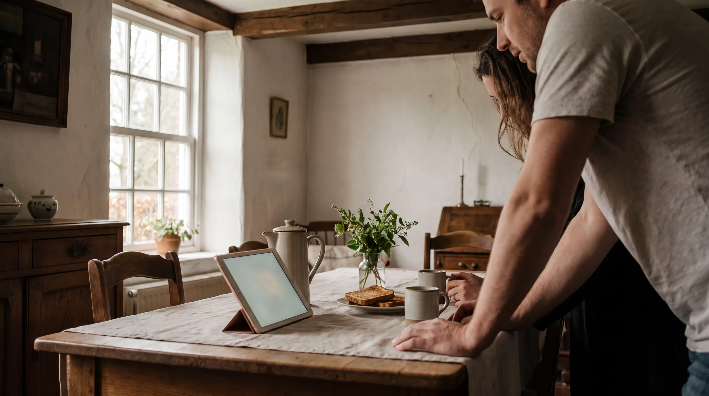 Een stel bekijkt ’s ochtends samen het voorstel op een tablet