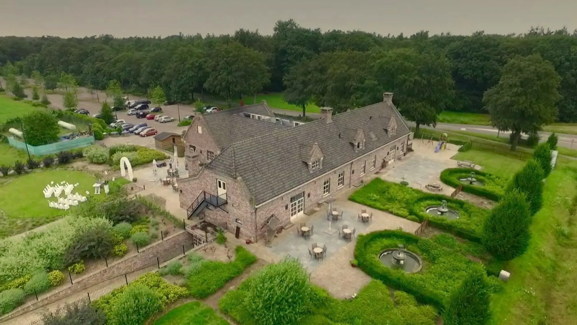 BOS & Co vanuit de lucht: de hoeve met het terras en de tuin, met het bos van Boswachterij Dorst erachter