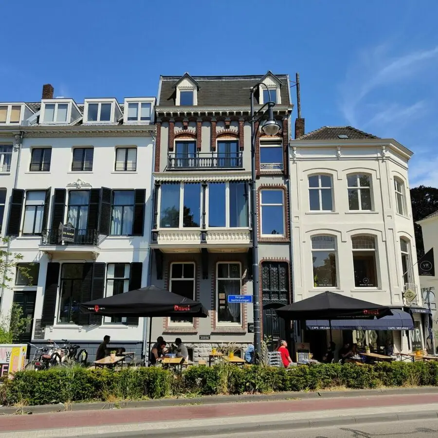 De negentiende-eeuwse herenhuizen in het centrum van Arnhem waar Boutique Meetings zit, met terrasjes voor de deur