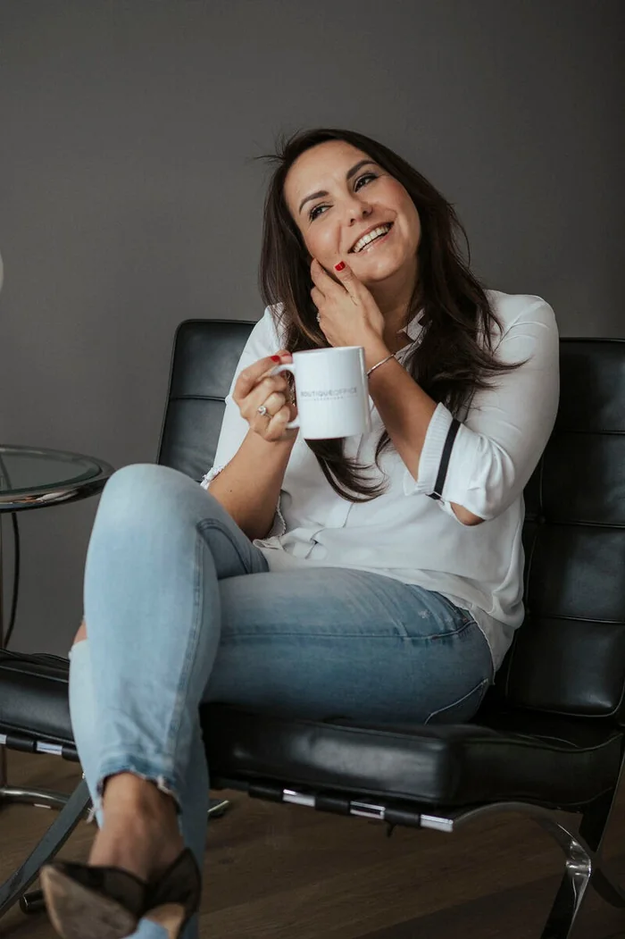 Kim Vankan, eigenaresse van Boutique Meetings, met een kop koffie in een van haar vergaderruimtes