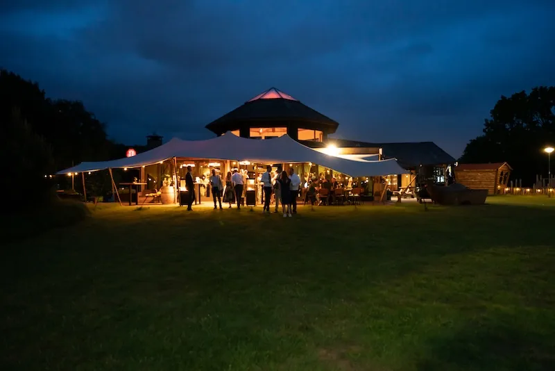 Een feest bij De Helden van Kien