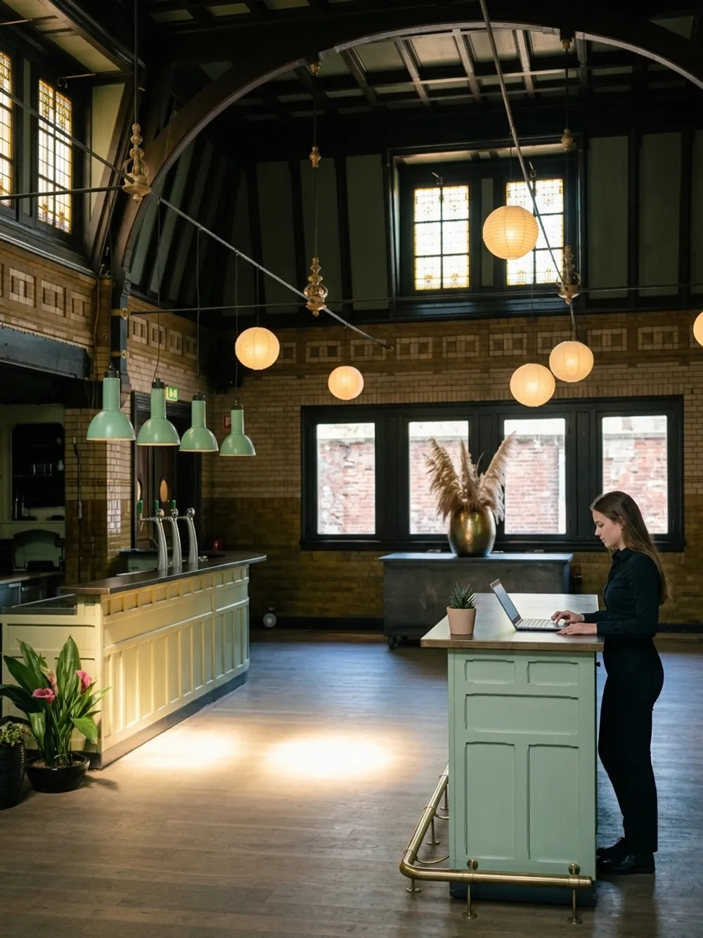 Aan de bar in de wachtruimte komt de aanvraag binnen en staat het dossier open.