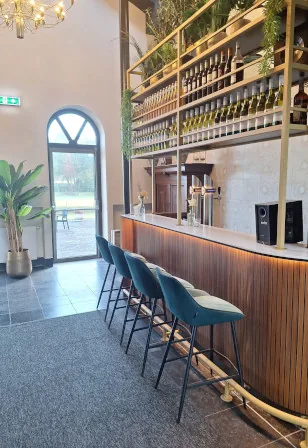 Een zaal van Huis Brakel, gedekt voor een diner