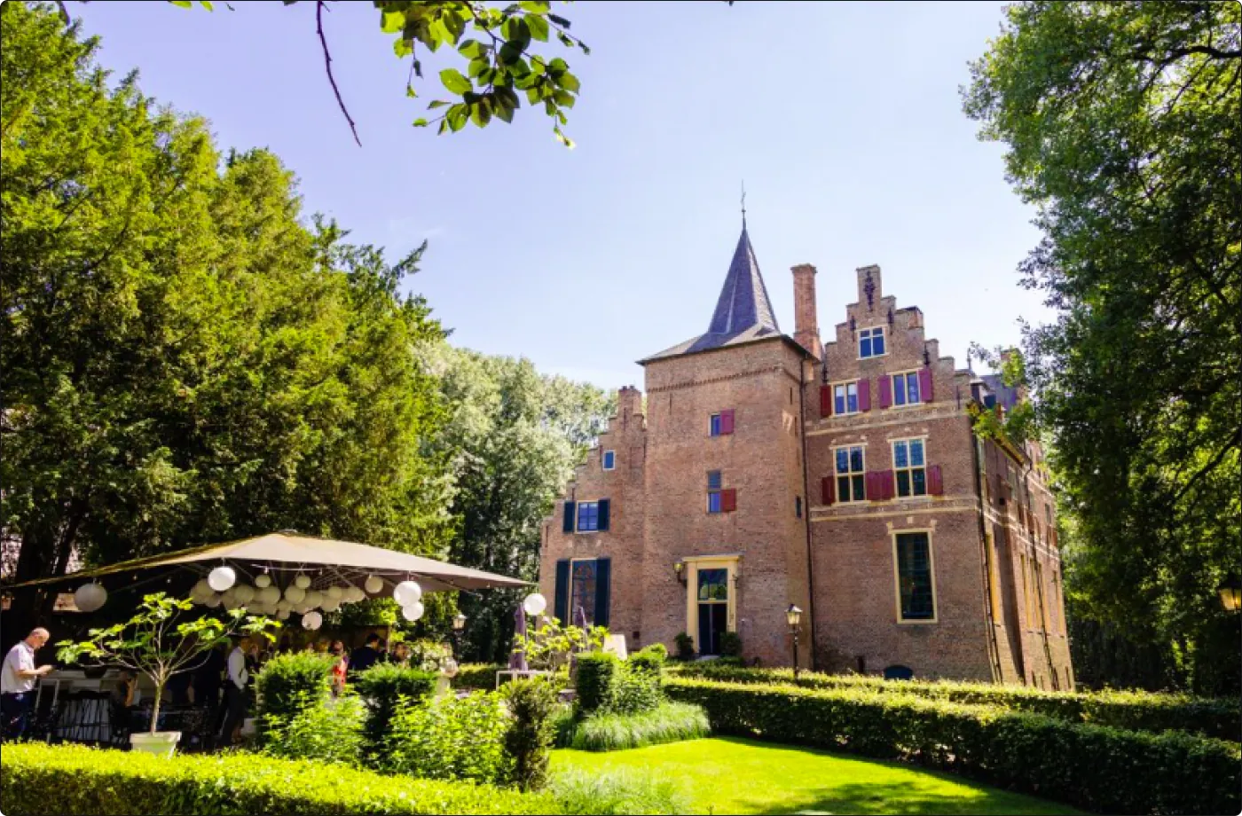Een kasteellocatie met terras, zalen en tuin