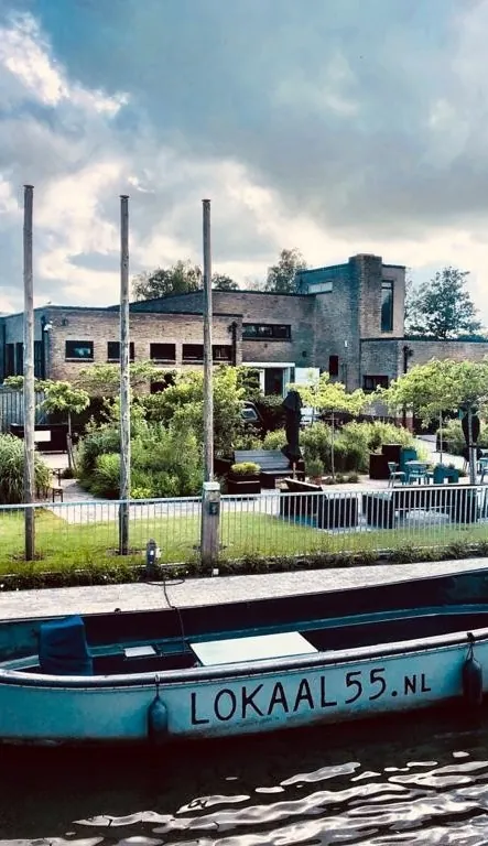 Een sloep bij Lokaal 55