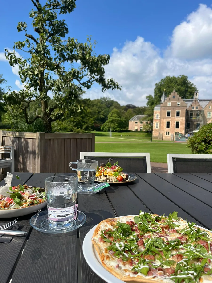 Lunch buiten op het terras, met het kasteel aan de overkant van het gazon