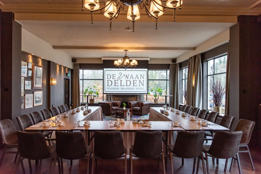 Een vergaderopstelling in de jachtzaal van De Zwaan Delden