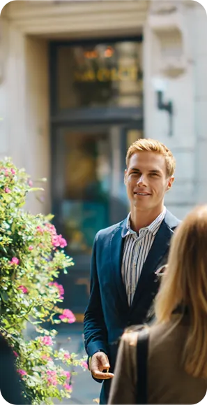 Bruidspaar bij trouwlocatie - Constell event software voor trouwlocaties