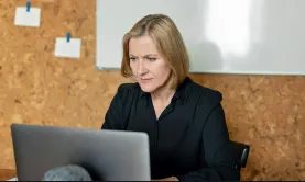 Een Constell-expert werkt aan een accountoptimalisatie achter haar laptop