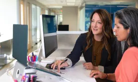 Twee collega's richten samen het systeem in achter één scherm
