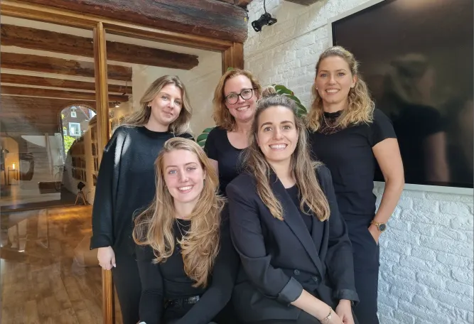 Het team van Constell Experts: vijf collega's bij elkaar in een eventlocatie